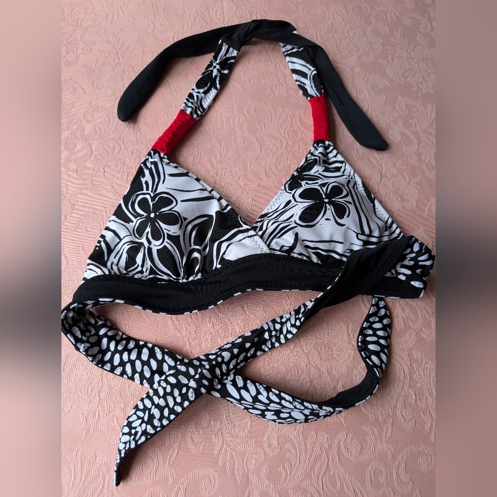 Black and White Graphic Reversible Bikini Top with Bold Floral Design